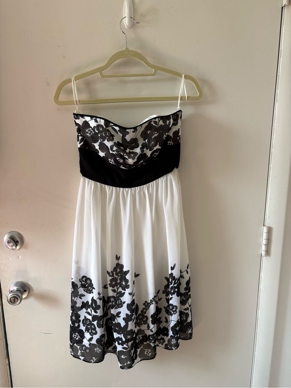 White House Black Market Strapless Black & White Floral Dress Size 2